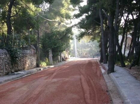 Κατασκευή δρόμων στην Βαρυμπόμπη